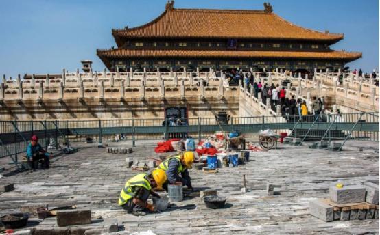 故宫缺钱到了什么地步，似乎永远入不敷出？故宫每年门票收入近8亿，文创收入大约15