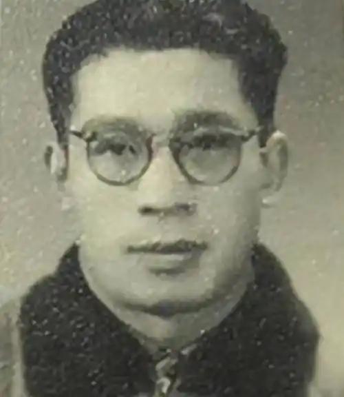 1942年，一交通员去茶馆接头取情报。暗号、信物都对上后，不料他刚咬了一口掌柜递