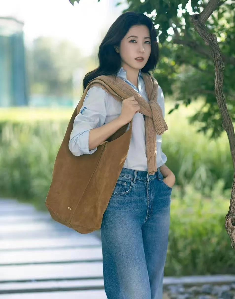 48岁曾黎的中年穿搭，把松弛感拿捏了✨浅蓝色衬衫+驼色针织衫随意搭在肩上，