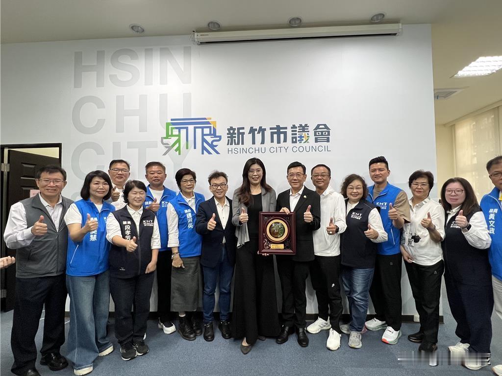 郑丽文今赴新竹市议会谢票,强调延续蓝白合基调。但一句让国民党在新竹执政引遐想。立