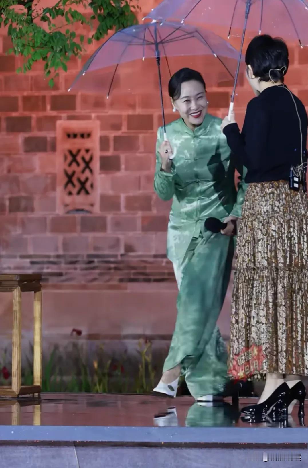 邬君梅在60岁生日传出老公去世的消息之后，首次现身，岁月何曾败美人啊，她依旧温婉