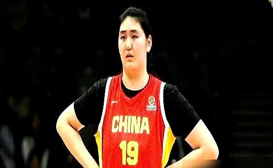 居然是那个防守脚步还跟不上的19岁小姑娘，扛着全队在走。中国女篮两分惜败澳大