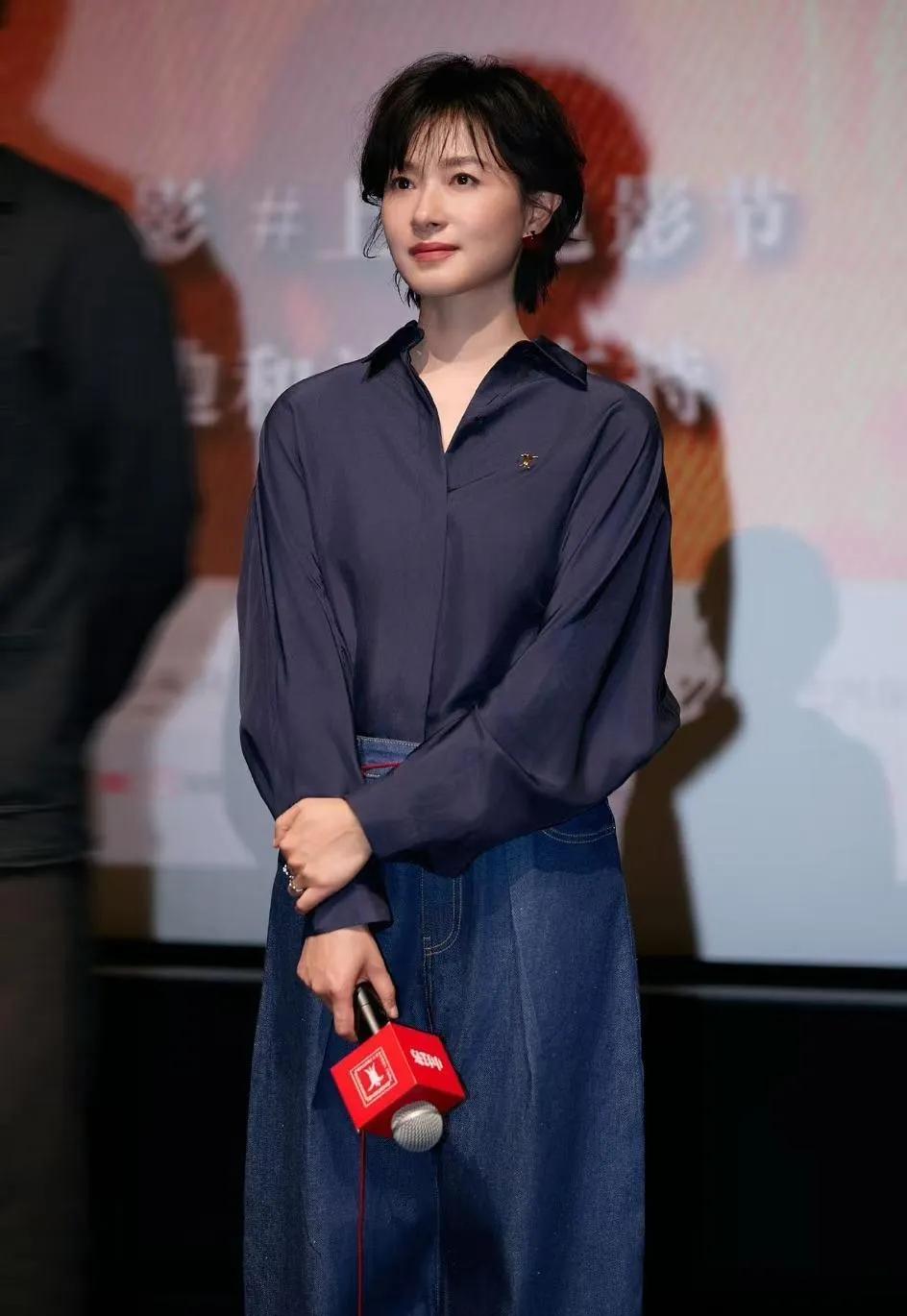 万茜这气质，是把“清冷感”焊在身上了✨一件垂坠感深蓝衬衫，配高腰阔腿牛仔裤