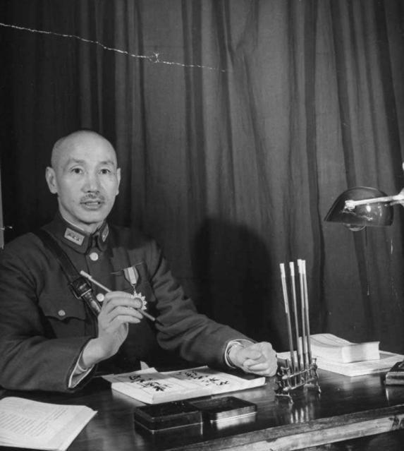 廖耀湘战败被俘后怀疑解放军作弊，韩先楚一句话劝他多学习反击了他！1948年10