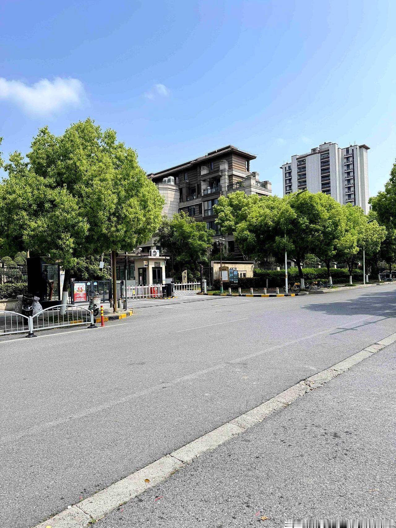 我那套松江220平的大复式，从680万降到500万都没人要，你敢信？说白了就是