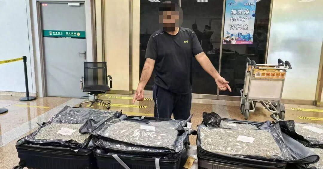 “借道也不行！”北京首都机场，两名外籍旅客原本盘算着只在候机隔离区中转，就能让违