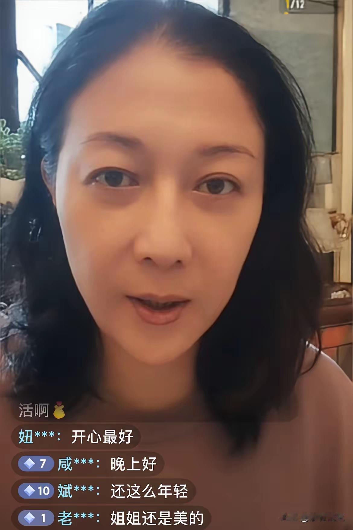 5月19日下午，吴绮莉出现在直播间，脸上带着笑意，一开口就跟网友分享起最近的暖心