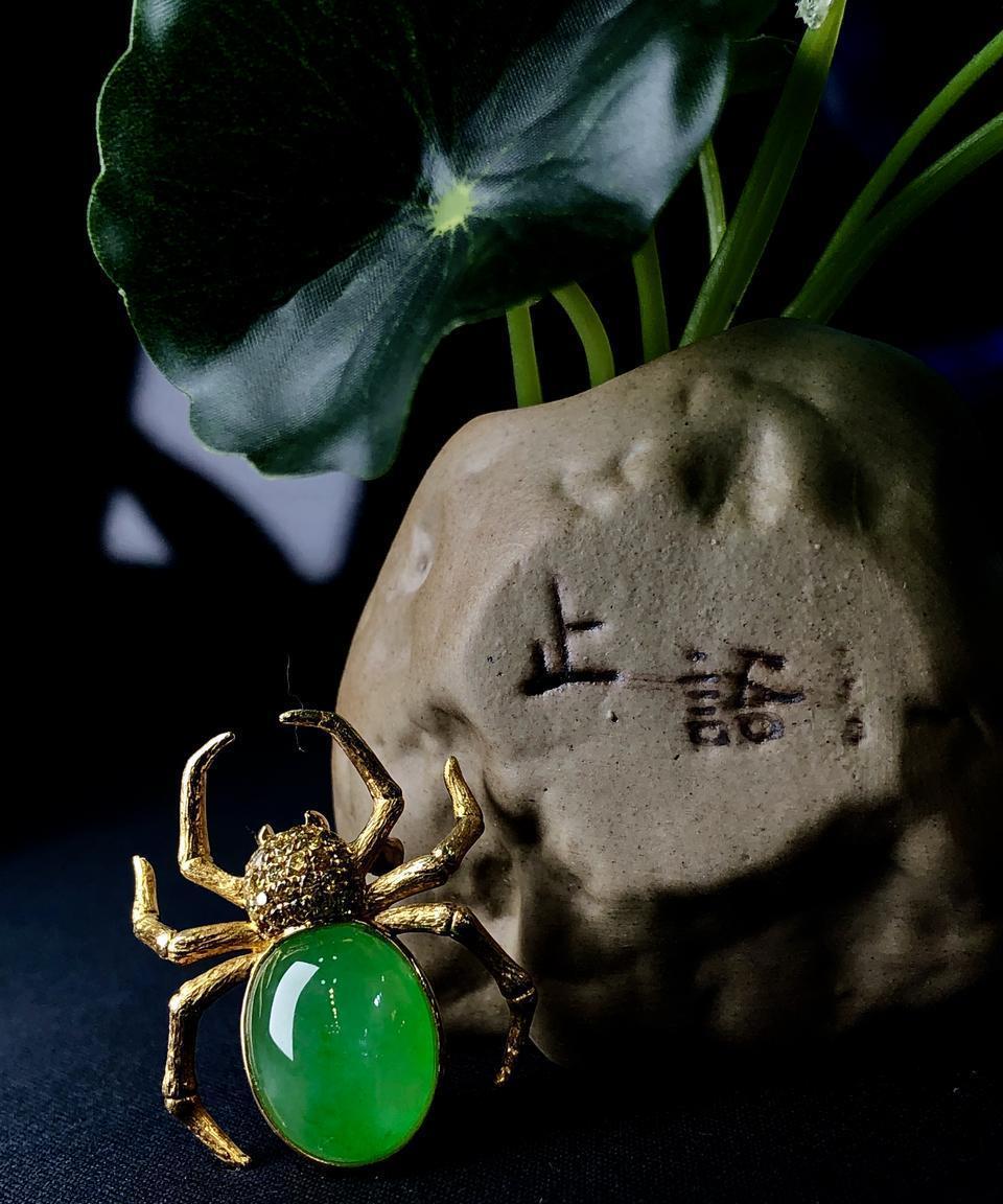 奉劝大家，去银行办理业务时，尽量少说话。今天上午，我去银行办理存款业务，遇到几