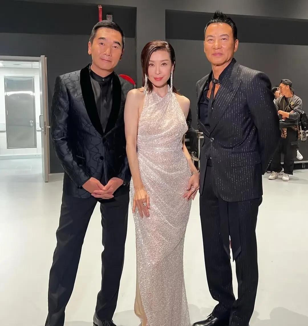 任达华和方中信这俩老牌男神居然站边上当绿叶，C位站着个气质超绝的姐姐！她往那儿一