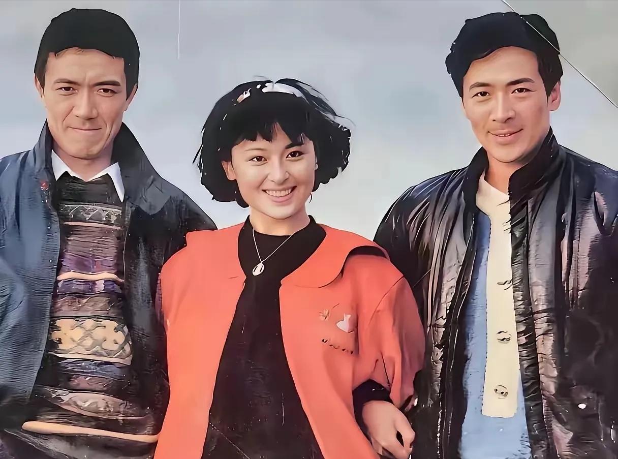 李幼斌、王璐瑶、寇振海，三位实力派演员同框出镜，着实难得。两位帅气英俊、身姿挺拔