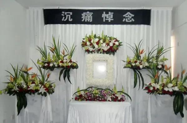 同学的母亲去世了，但人家是公务员，办事儿考虑的多。所以也没有通知，我是从另外