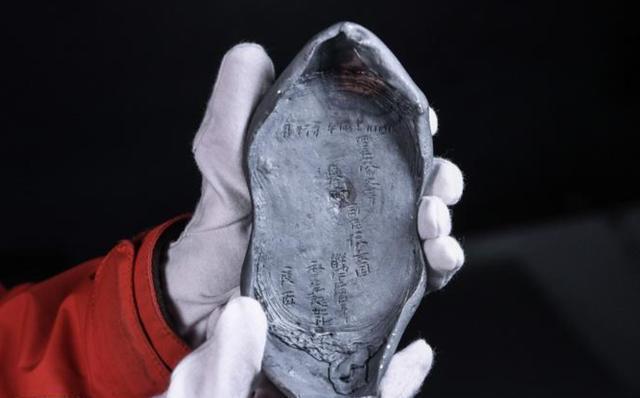 2015年，一桩文物倒卖案牵出沉睡江底三百余年的秘密。两名老人捧着金册自首，揭开