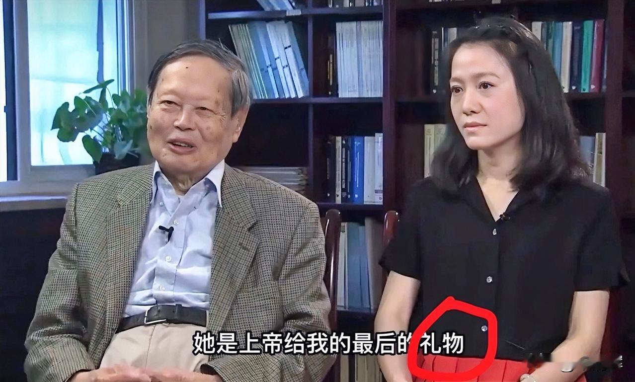 人不是“礼物”！照顾杨振宁更不是“牺牲”。据《汕头都市报》，翁帆的父亲翁云光接受