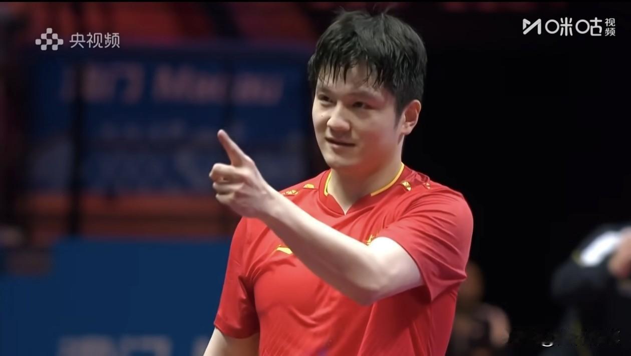 樊振东4比1毫无悬念拿下全运会单打金牌。最后微笑着向观众做出这个手势，从一到