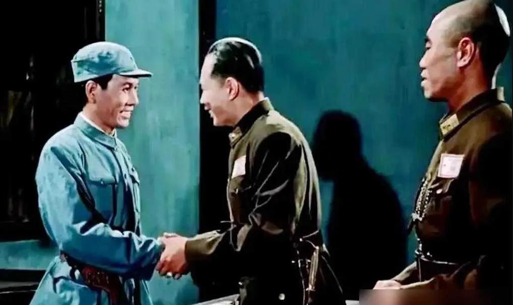 老将寿宴暗藏旧仇，当年一战改写命运，未解之谜藏泰州城1950年4月，上海一户人
