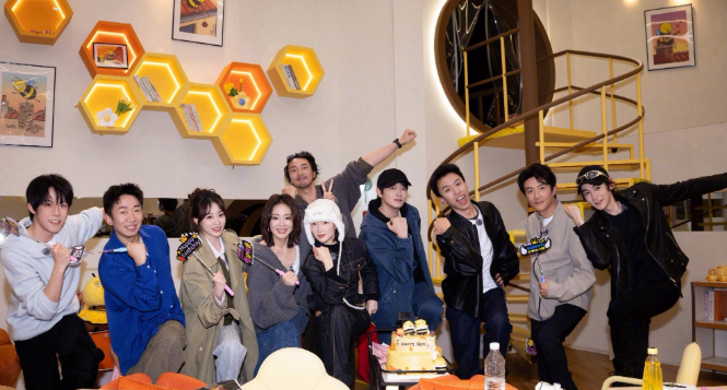 为周冬雨庆生的有杨迪王传君高叶祝绪丹等周五晚高疯的伙伴以及节目组特别准备的在街