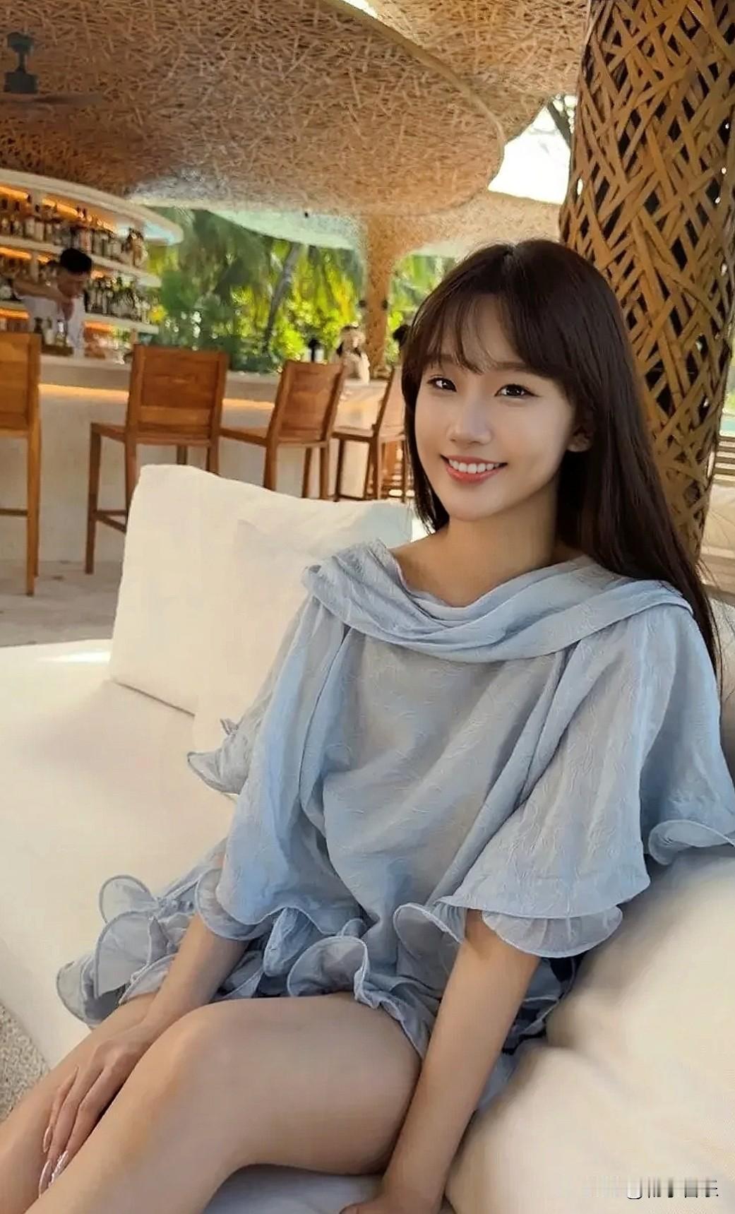 小姐姐窝在沙发里，笑意藏不住，温柔又治愈。发一张你眼中最美的微笑照片发一张你眼中