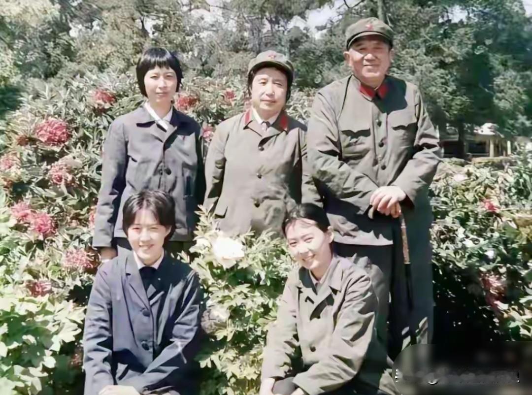 这是罗瑞卿大将与夫人郝治平及家人的珍贵留影，拍摄于上世纪七十年代末。罗瑞卿身着