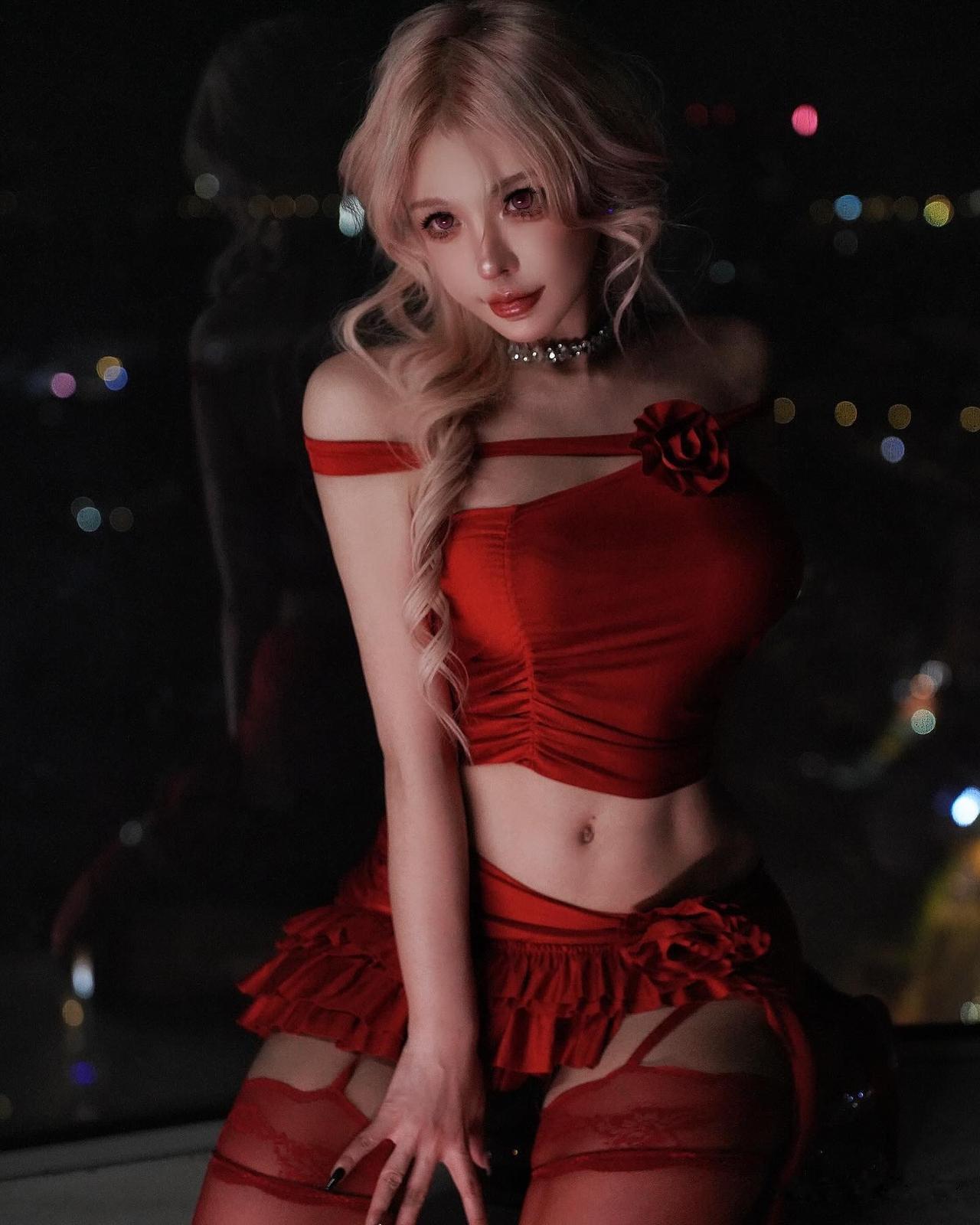 红衣美人夜，灯火映芳姿。
