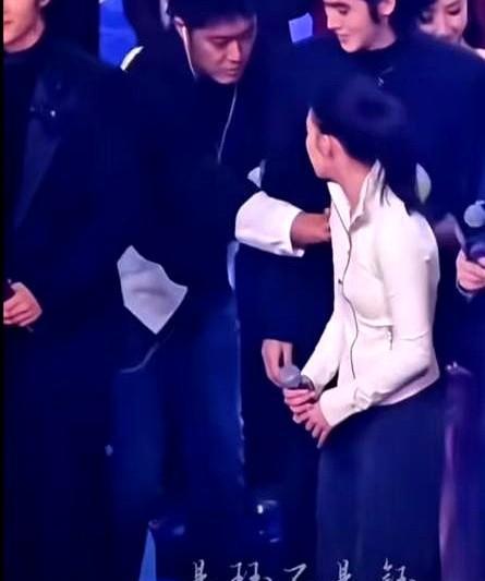昨晚跨年晚会，张雨霏被推开了。这哪是站位问题，这分明是人性暴露！为国争光的奥