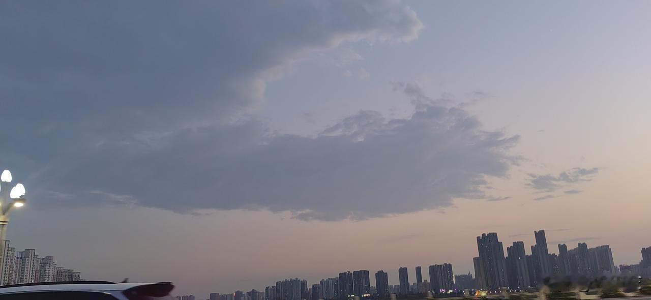 下午开会，3：00开始，要求2：50签到完毕。2：45分会议室已经坐了很多人。