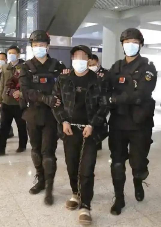 云南，一男子因为贪图亲嫂子的美貌，竟然趁嫂子午睡的时候进入房间侵犯了她。在跟嫂子