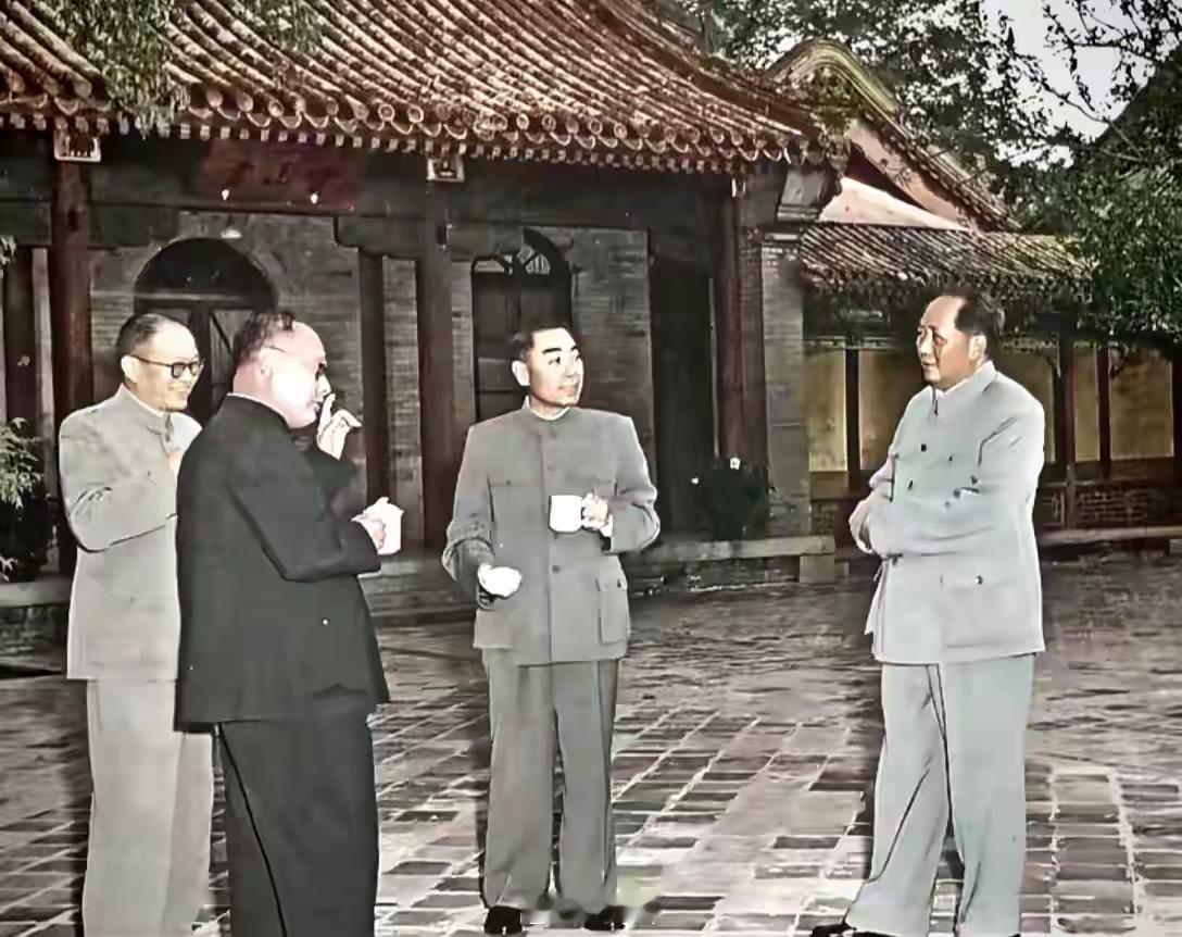 毛主席和周恩来，陈毅，张闻天在中南海庭院的合影！四位领导人站在古色古香的廊下，端