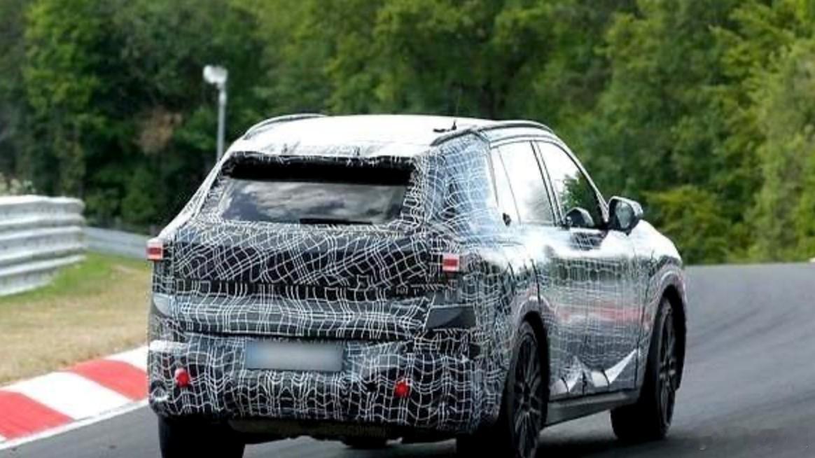 下一代宝马X5或将取消沿用多年的“天地门”尾门设计，转而采用传统一体式尾门。这