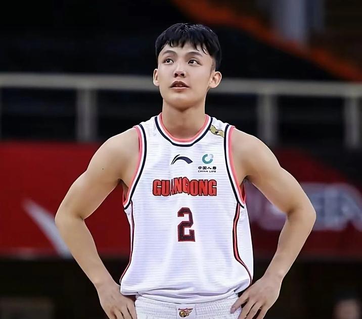 广东男篮坐不住了！随着徐杰一事发生后，不少球迷涌入广东男篮评论区，希望球队能就