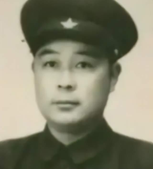 1939年，独1旅副旅长24岁还单身，战友们给他介绍了一个女排长，谁知，当副旅长