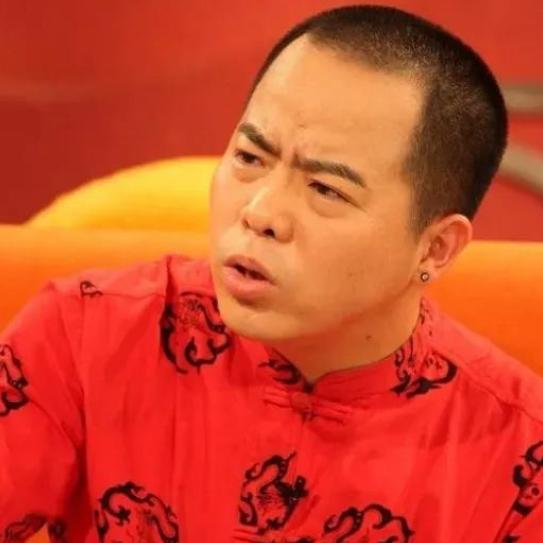 2008年，作为德云社创始元老的徐德亮公开斥责郭德纲分红不公平：“一场商演你拿了