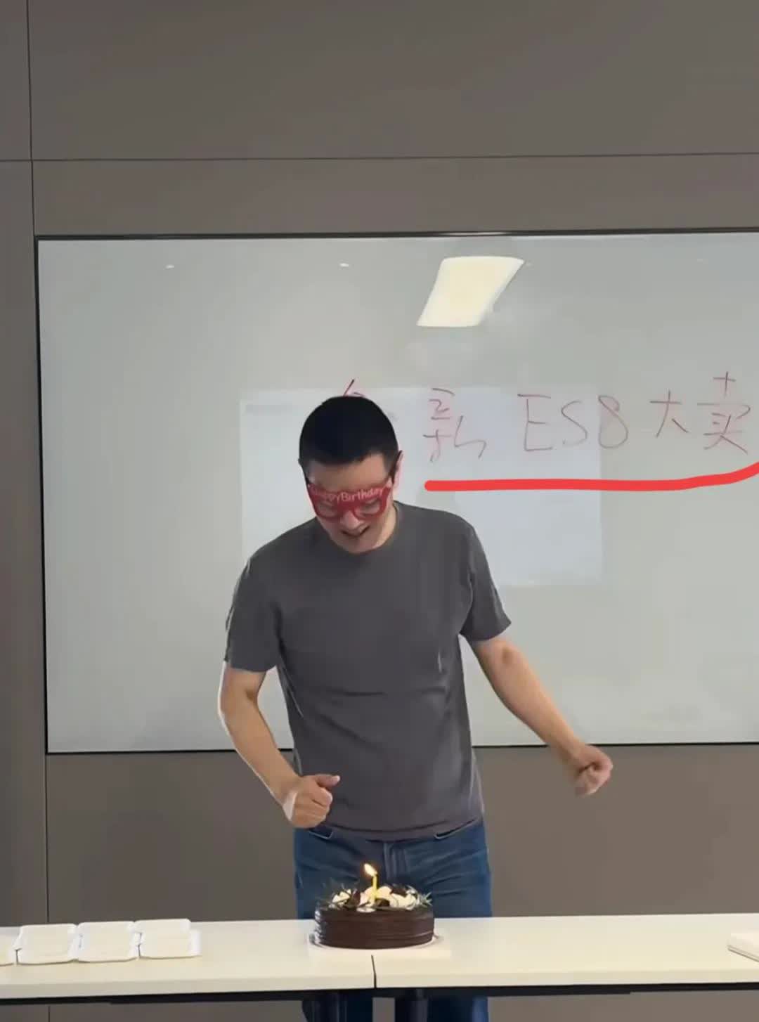 今天是李斌的的生日，他许的愿望是全新ES8大卖！全新ES8会不会大卖不知道，