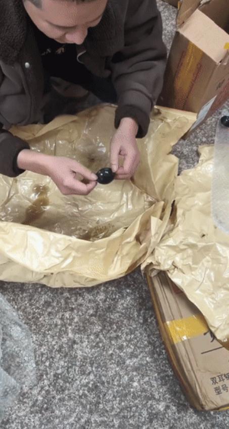 浙江，一男子在网上看到一家店铺出售8块8一个的炒锅，看着价格便宜，男子便一口气网