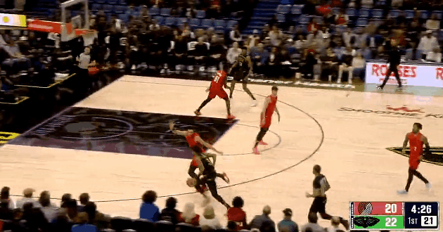 勇士出品！今天普尔打得真好！在今天NBA常规赛鹈鹕对阵开拓者的第一节比赛中，伤