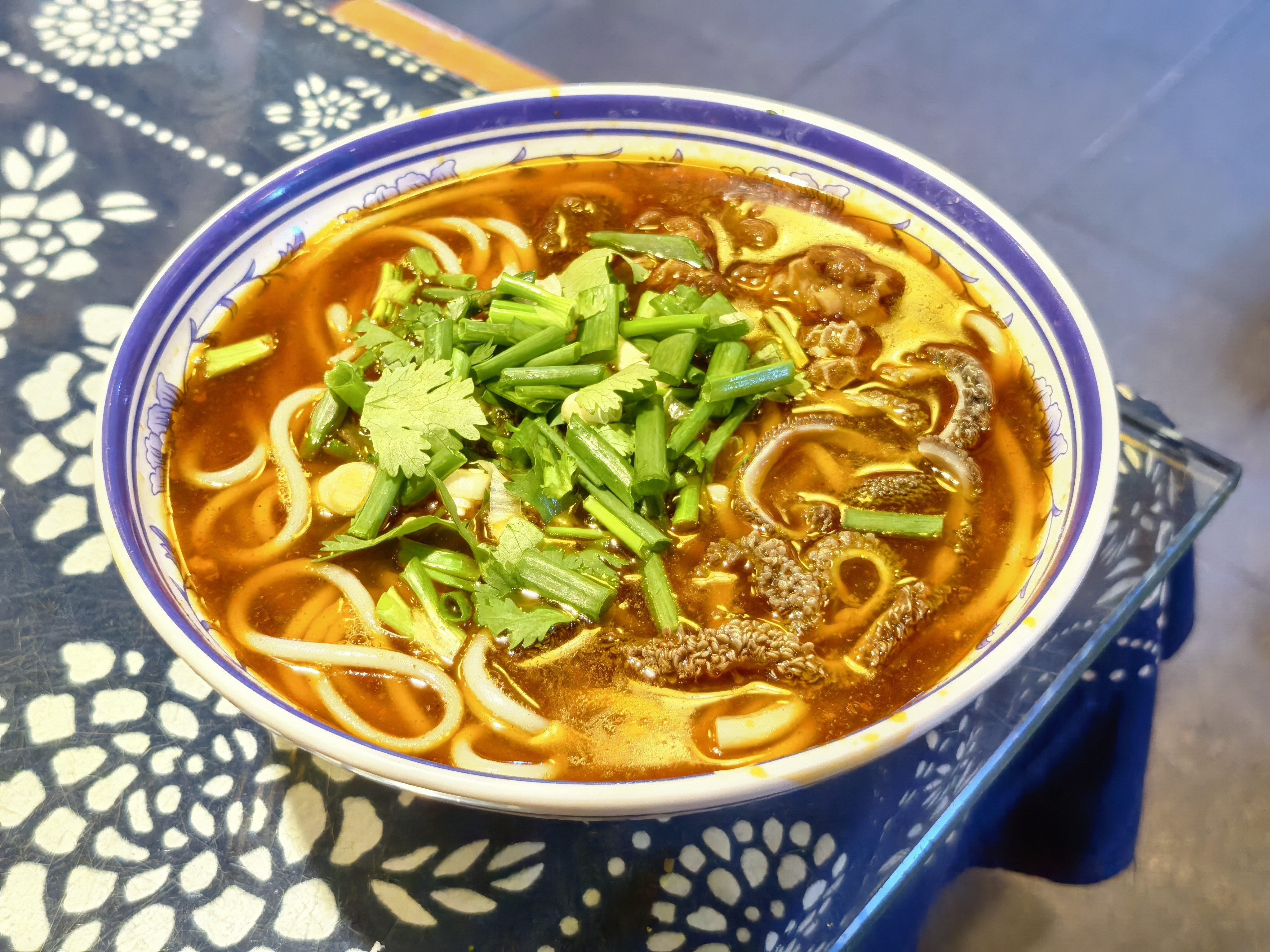 今天试试红汤版的攀枝花羊肉米线还搭配了羊肉包子，嘎嘎香[哭哭][哭哭]图4是隔
