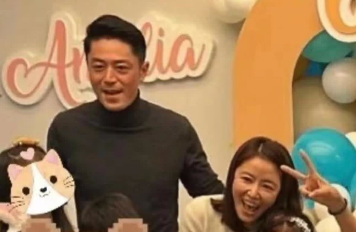 林心如女儿生日照，这基因太绝了。小宝贝穿蕾丝裙戴发箍，五官精致，和妈妈像复制粘贴