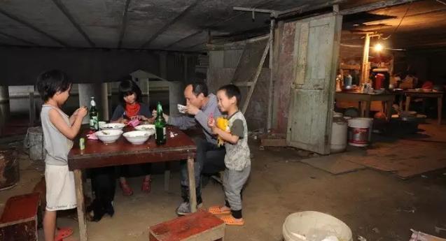 2010年，浙江嘉兴一位记者，下班路过一座桥，低头一看发现桥洞里有亮光，他好奇地