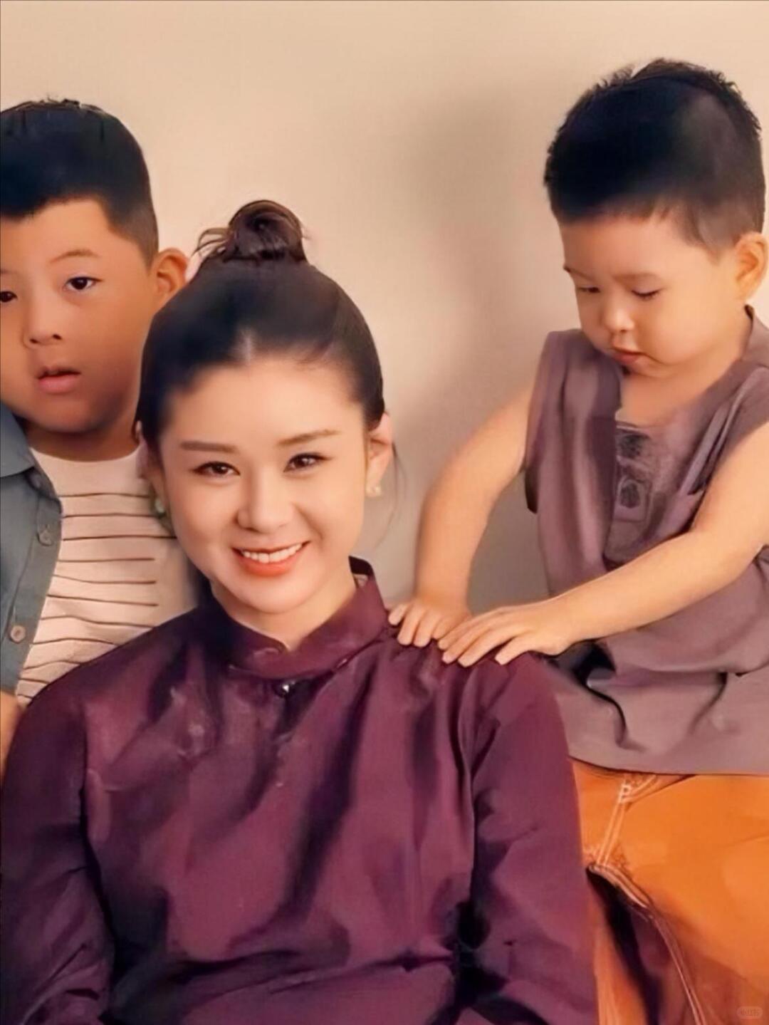 李小萌与两个儿子的暖心日常李小萌和王雷育有两子，大儿子米多稳重懂事，小儿子