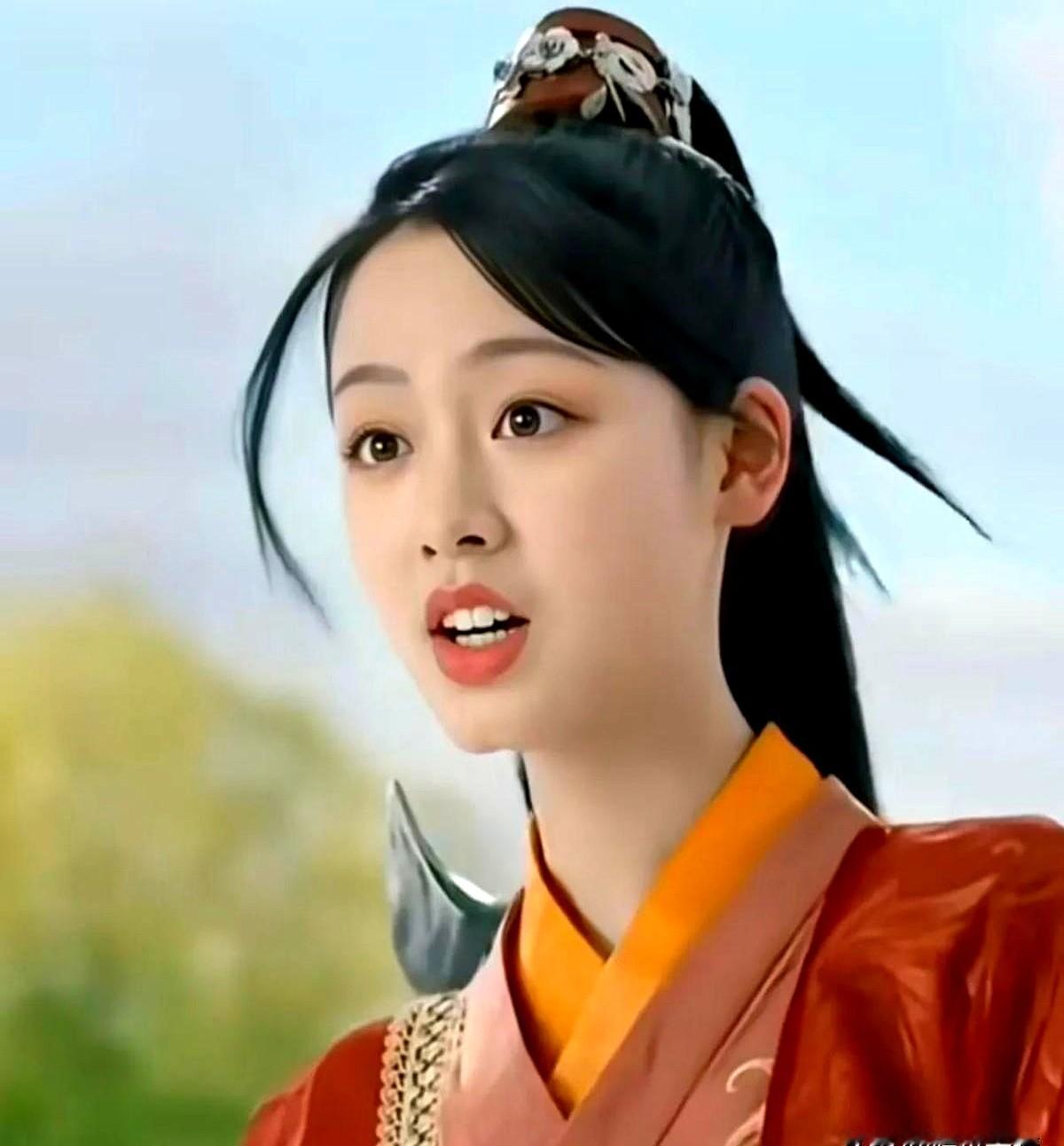 杨洋对着一张陌生的脸深情表白，满屏弹幕全在敲问号。老剧微微一笑很倾城悄悄重见天日。原女主因故消失，平