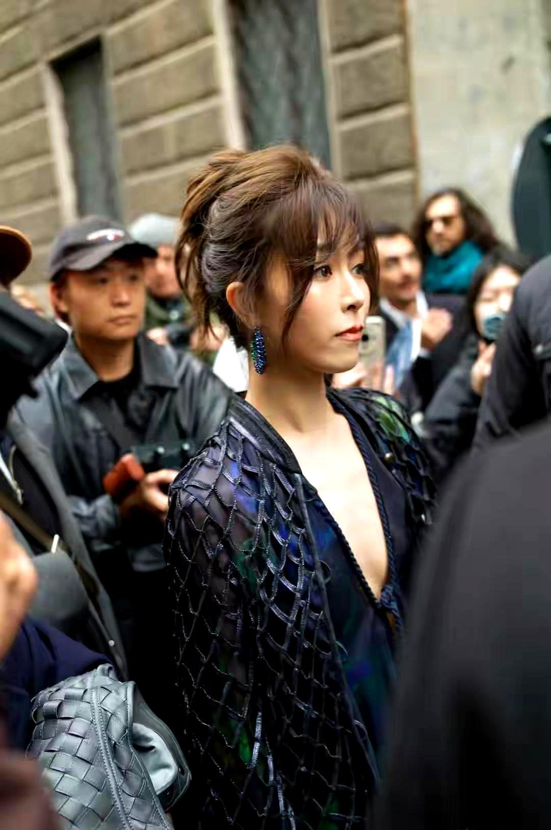 36岁文咏珊产后两月穿深V亮相，腰线比婚前还狠。她消失大半年，没发一张孕照