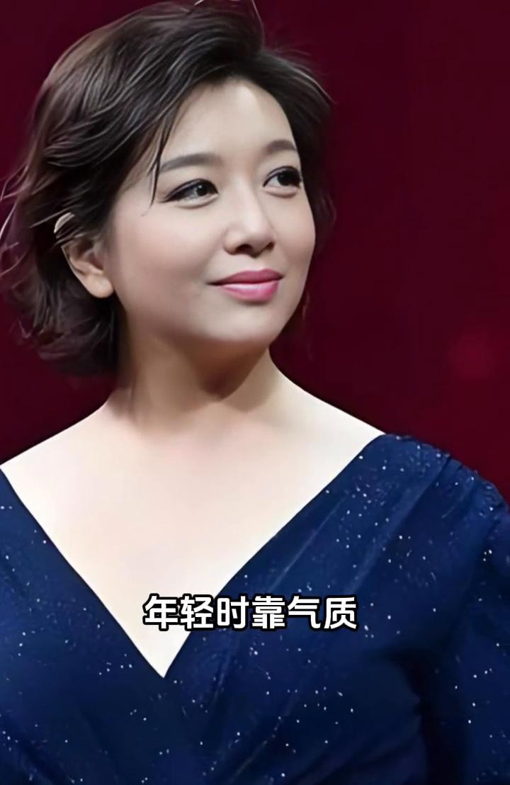 这张脸现在认识的人还多吗？她不属于惊艳型，年轻时靠气质，越老越有味道。岁月沉淀出