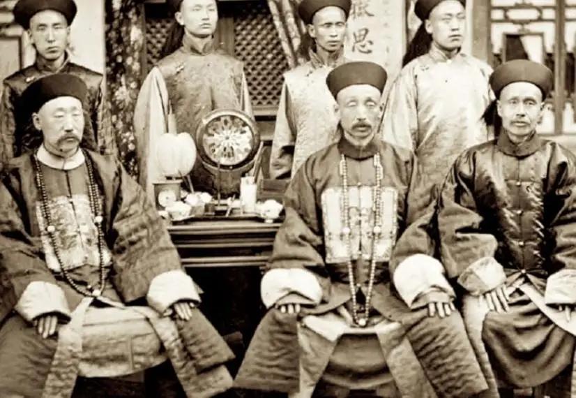 左宗棠粮饷断了，干脆将军队扔在西北，下令：全军原地娶妻生子！1878年，清廷收到