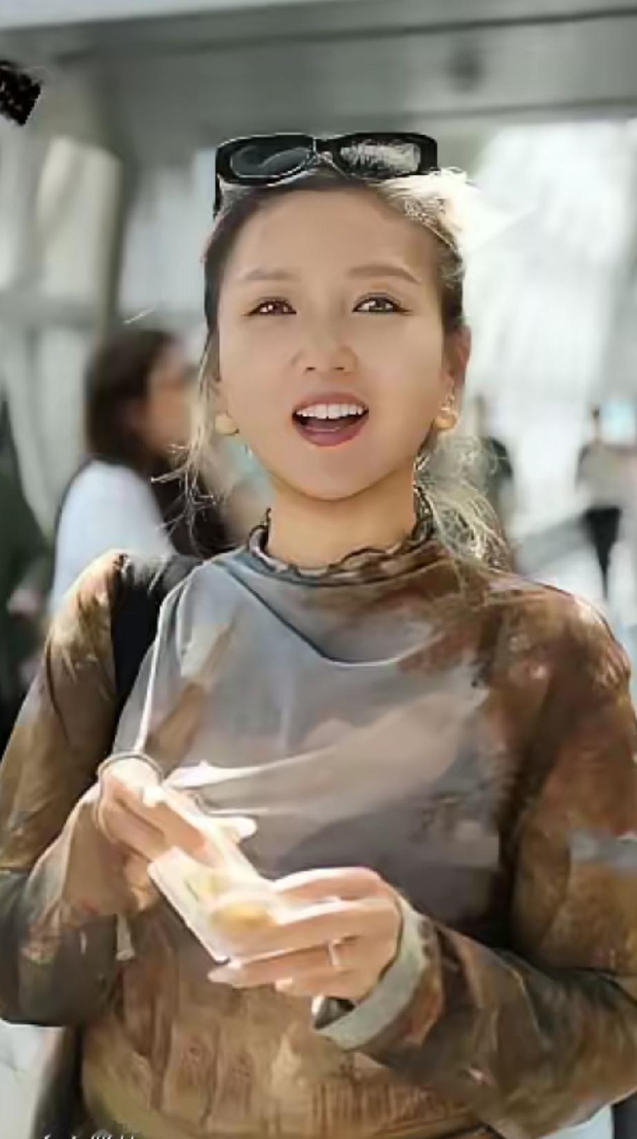 何洁近日出席活动，着实把大家吓了一跳，她现在也太美了，整个人瘦了一大圈，感觉又回