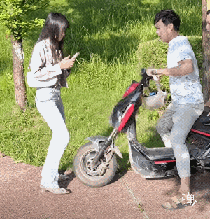 啥也不图，主要是挡了我的路，这两个男的是正人君子![吐舌头眯眼睛笑]