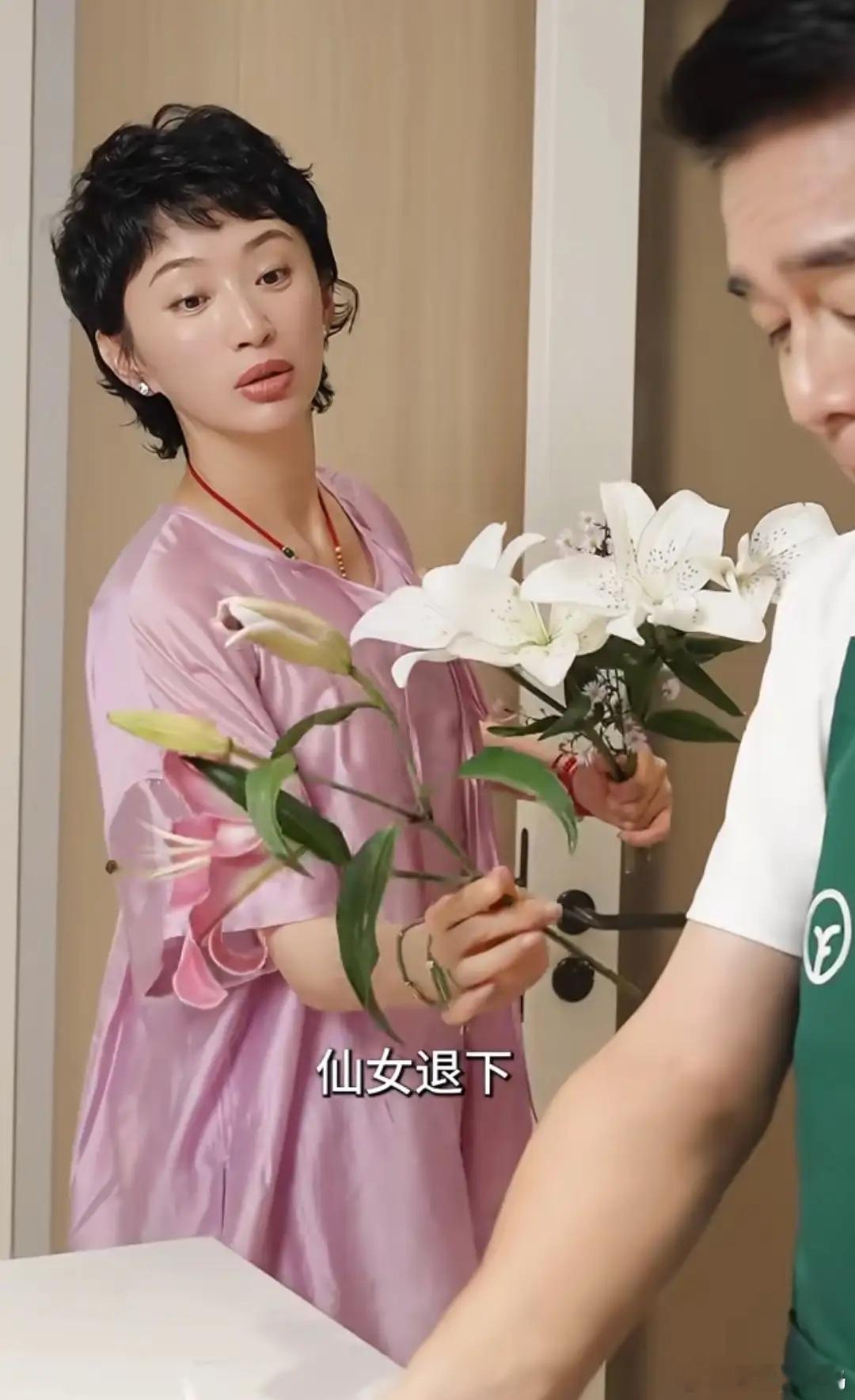 61岁许亚军下厨陪老婆过节，脸发肿还有些僵张澍在家被他宠成仙女！​​​