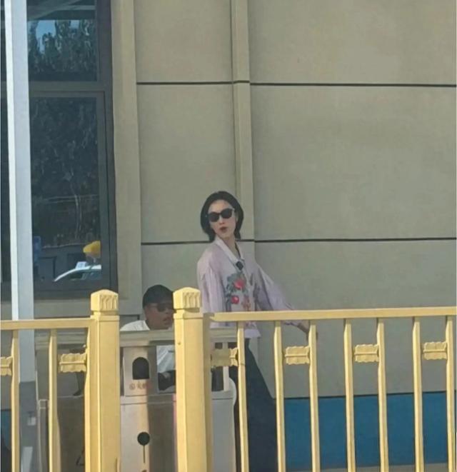 红毯女神也来学科二！倪妮驾校排队太接地气说起倪妮，事业起点就是谋女郎，凭《