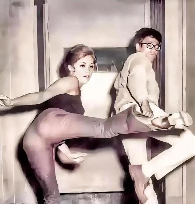 1968年，美女明星莎伦·塔特向李小龙学习功夫，李小龙戴着眼镜认真传授。一年之后
