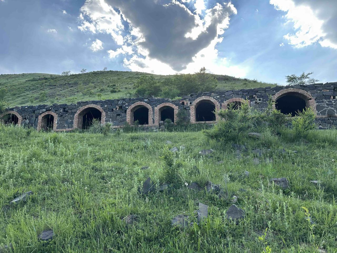 今年夏天6月，刚好闲着，跟了朋友去了一趟北方。目的地是河北的张家口市一家企业。全