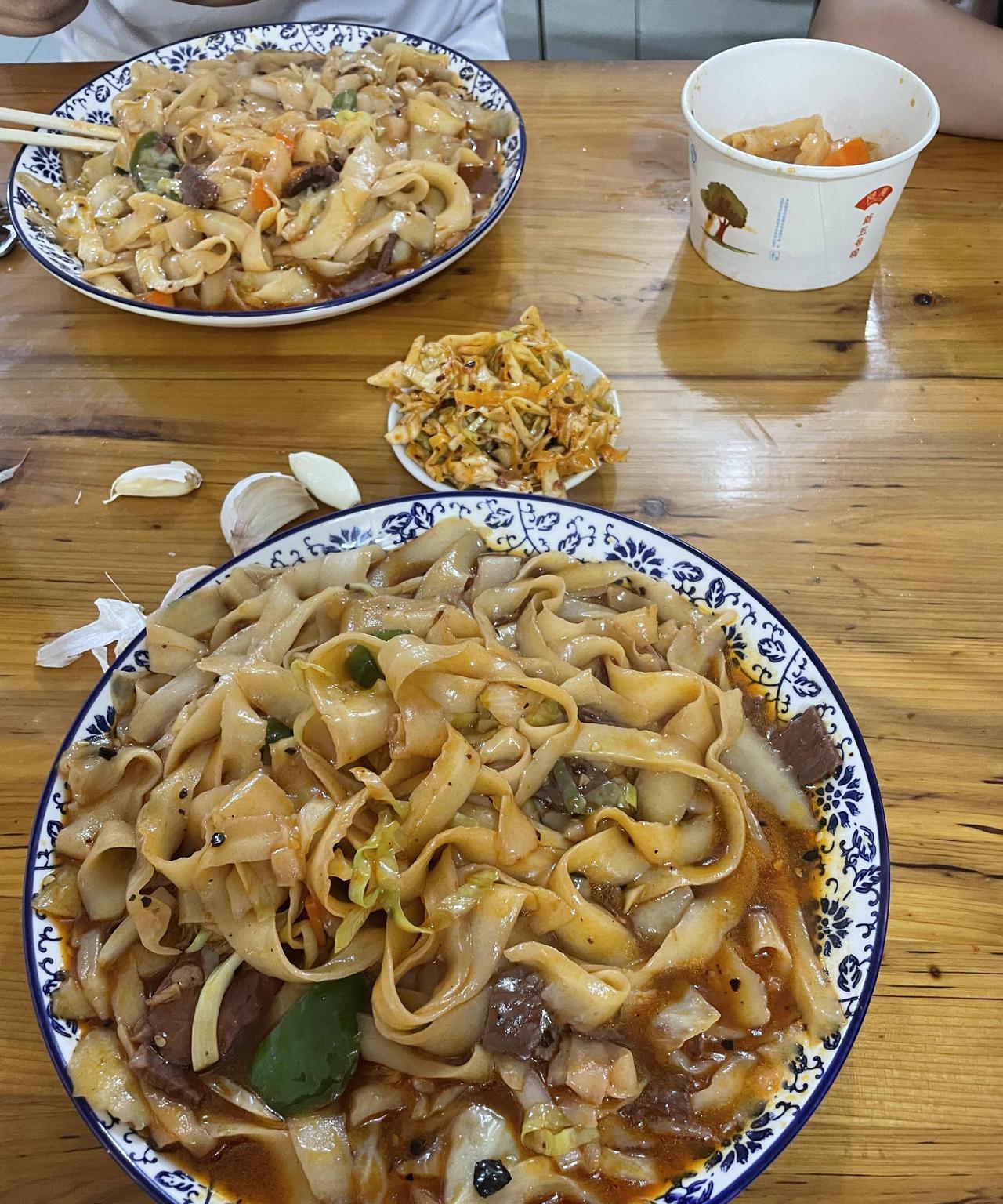 难道非要让我把盘子给舔干净，老板才会明白，这面条的分量太少了吗？我发现在湖北荆
