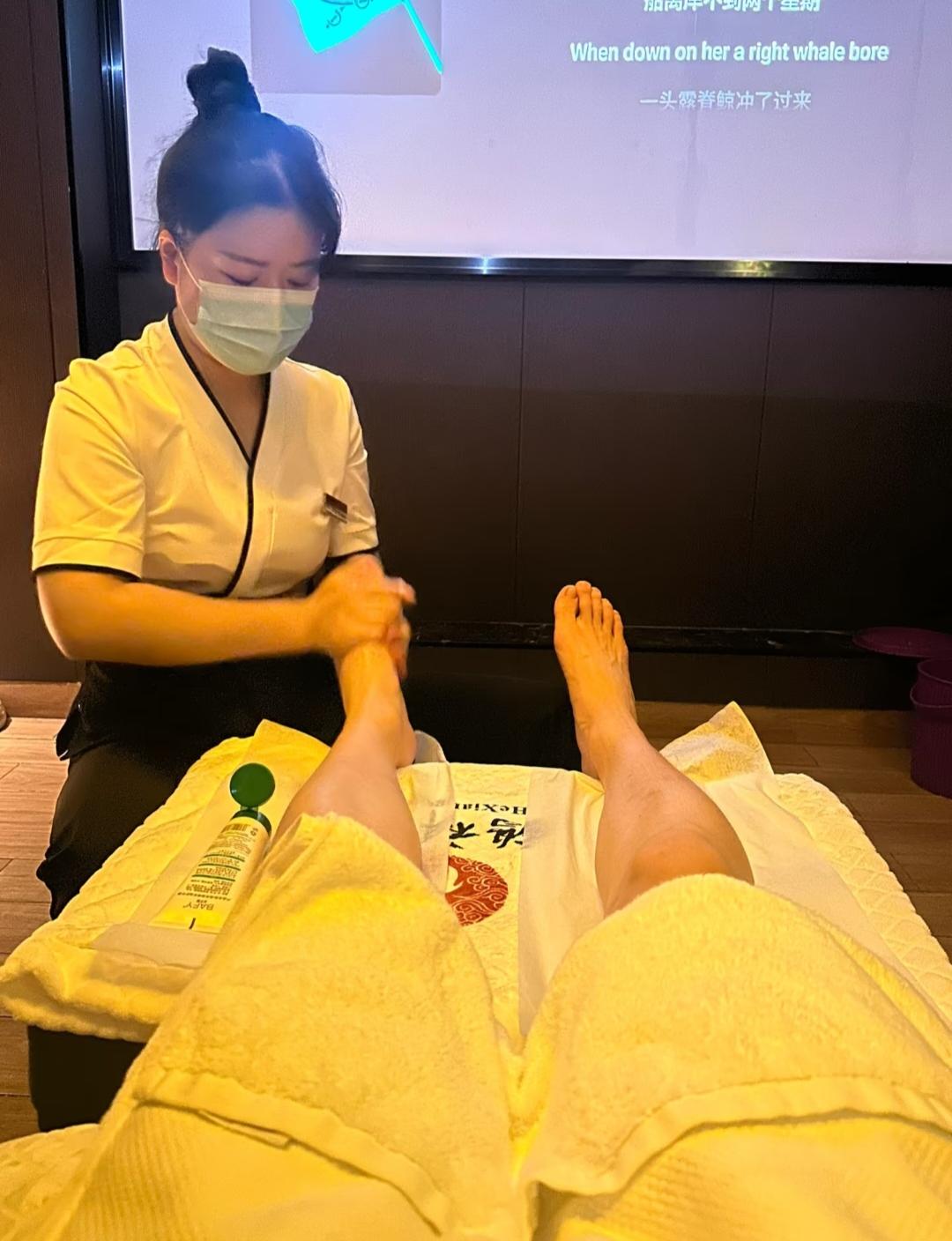 一位足浴经理说:男人的钱真是太好挣了。普通按摩100块，搞成柔式按摩300块，